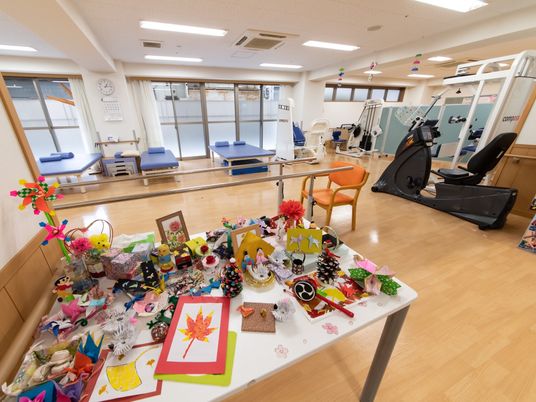 機能訓練室と手工芸品