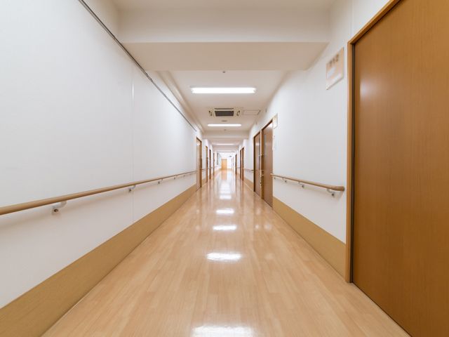 明るく清潔な廊下