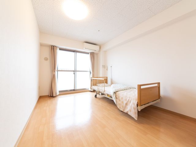明るい居室の内観