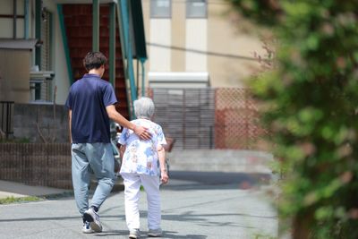 歩行を介助する様子