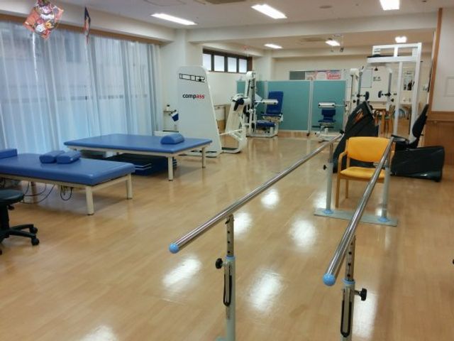 機能訓練室の様子 機能訓練室 広々とした明るい空間で、最新の訓練機器を活用したリハビリが可能です。快適に働ける環境です。