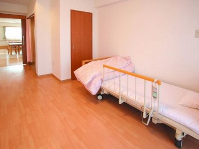 広々とした居室エリア 居室 自然光が差し込み、清潔感ある室内。車椅子での移動も快適な設計です。