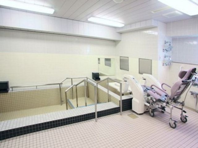 機能訓練室の椅子 機能訓練室 椅子が設置された空間は広く、快適にリバビリテーションを行えます。安全性に配慮した設備です。