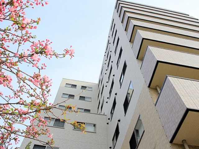 桜と建物の外観 外観 建物の外観は、春の花とともに自然に囲まれており、快適に働ける環境が整っています。