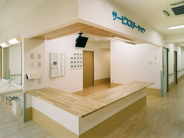 落ち着いたカウンターの廊下 廊下 クリアな視界を確保したカウンターが印象的で、働くスタッフのサポート環境が整っています。