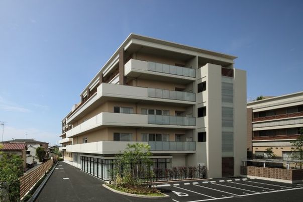 立派な建物の外観