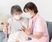 スタッフと談笑中の女性