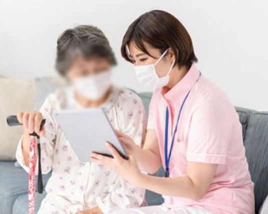 スタッフと談笑中の女性