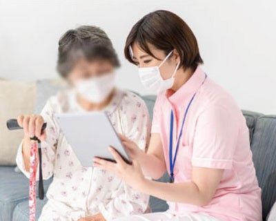 スタッフと談笑中の女性