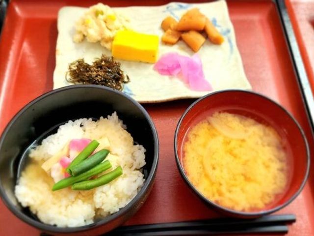 和食セットのお膳 食堂 栄養バランスのとれた和食が提供されています。温かい味噌汁と色鮮やかな盛り付けが魅力です。