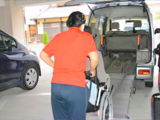 車椅子の安全な誘導の場面