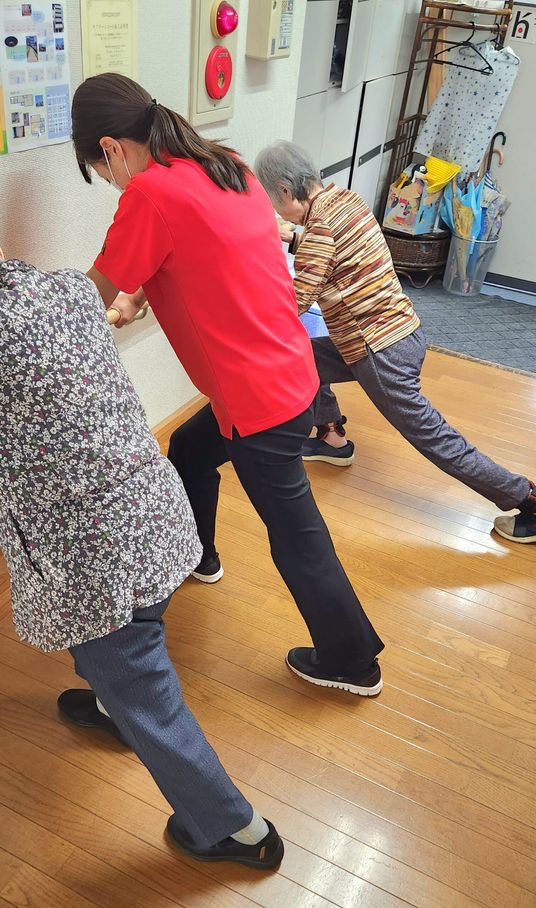 体操をする高齢者の様子