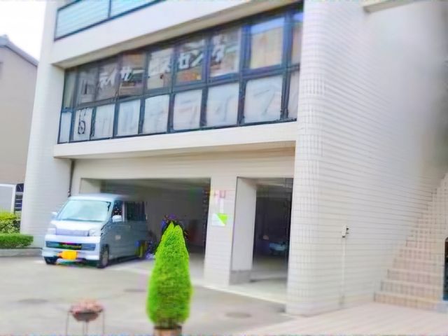 エントランスの外観 外観 落ち着いた空間を提供する建物の外観です。駐車スペースも設けられており、アクセスが便利です。