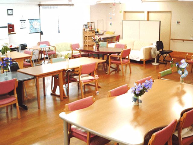広々としたダイニングルーム ダイニングルーム   自然光が差し込む広々とした空間です。ゆったりとした配置のテーブルで団らんを楽しめます。