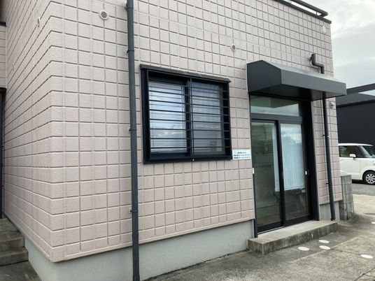施設の正面入口外観  