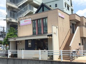施設外観の建物正面  