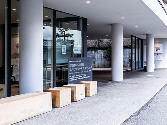 建物前のアプローチ  