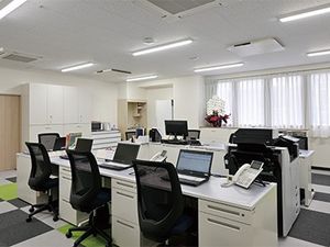 明るい事務スペース  
