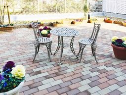 カラフルな花とテーブルセット