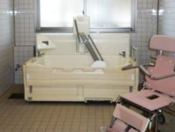 バリアフリー設計の浴室