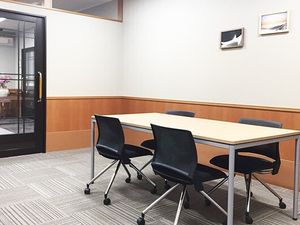 シンプルな会議室