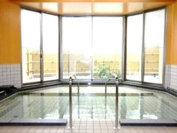 明るい浴室の窓越し景色