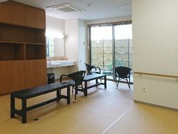 明るい休憩室の一角