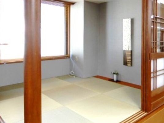 大きな窓が付いた畳敷きの和室。家具などは置かれておらず、段差も少ない造り。