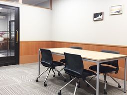 会議用テーブルと椅子