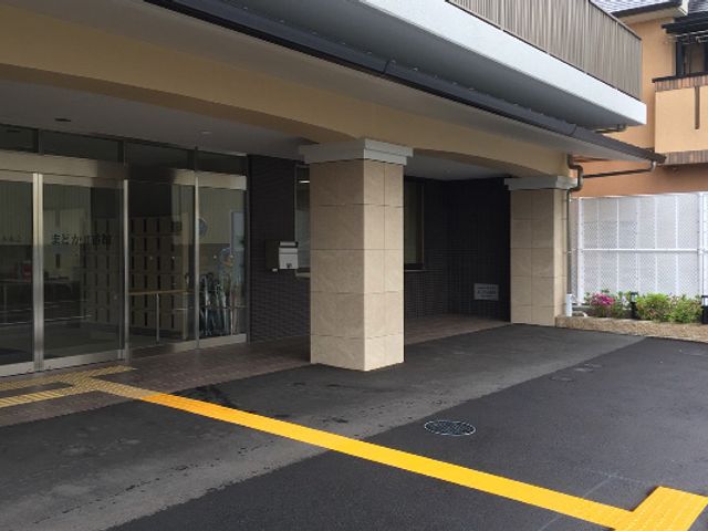 明るいエントランス エントランス 開放感あるエントランスです。手すり付きで安全に配慮されています。