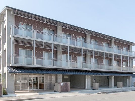 3階建ての建物外観  
