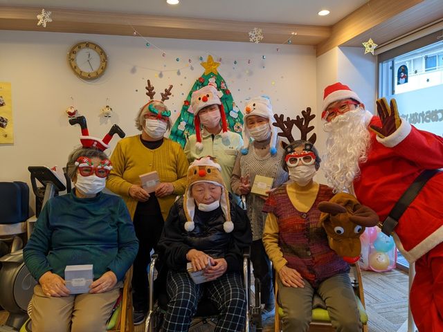 クリスマスイベントの様子 介護スタッフと利用者様 季節ごとのイベントが充実した暖かな空間です。笑顔で楽しまれる皆様の姿が、新たな仲間を待っています。