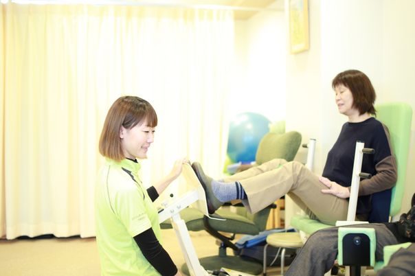 機能訓練で笑顔のスタッフ