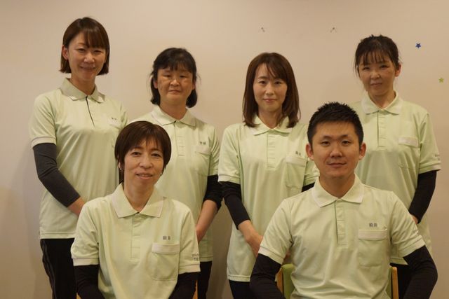 スタッフの笑顔の集合 リハトレ デイサービス TAKADAの職員 元気な笑顔が迎えるチームメイトを募集中です。あなたも私たちと一緒に、快適な空間作りをしませんか。