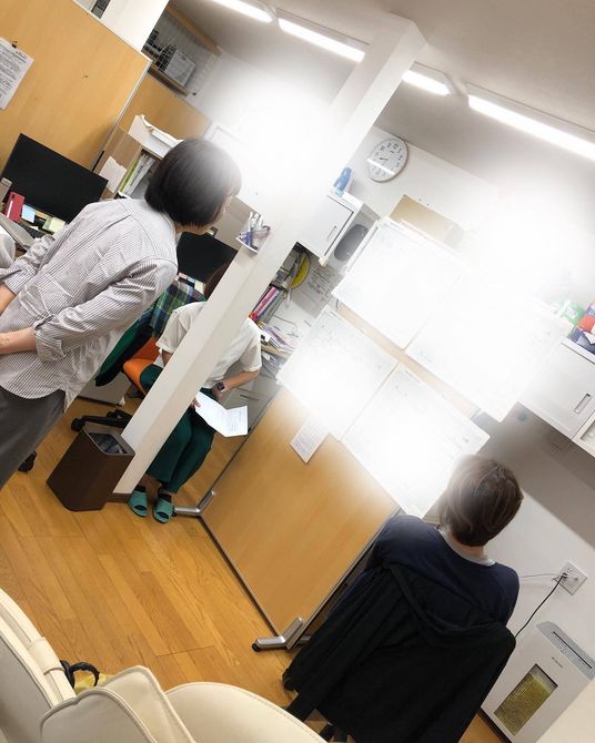 明るいオフィス内観