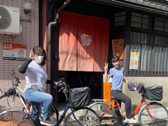 自転車に乗る2人の外観  