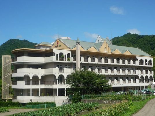 山あいに建つ外観  