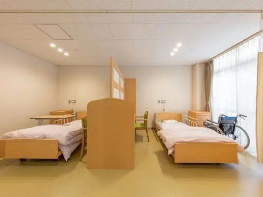明るい居室のベッド配置  