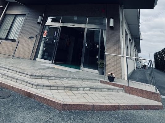 入口前のスロープ  