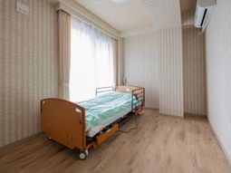 明るい居室のベッド