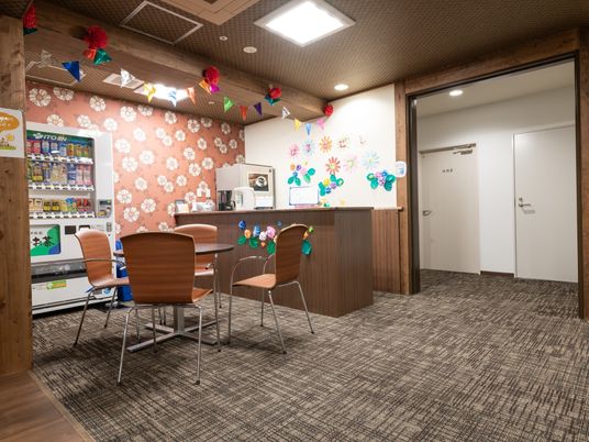 華やかな雰囲気のある休憩スペースである。自動販売機や、コーヒーメーカーを置いたカウンターがあり、飲み物を飲みながらくつろぐことができる。
