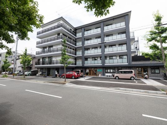 現代的デザインの建物外観