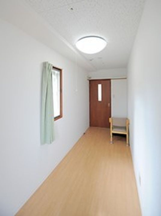 広々とした明るい廊下