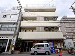 多階層の建物エントランス
