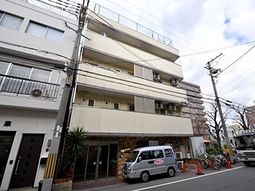 白い建物の外観