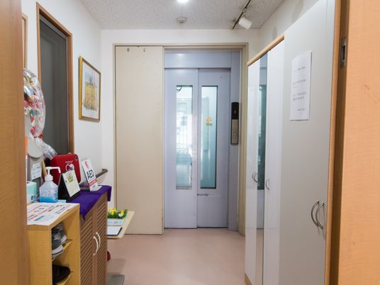 廊下とエレベーターの様子