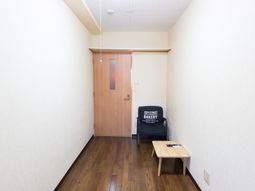 シンプルな居室の一角