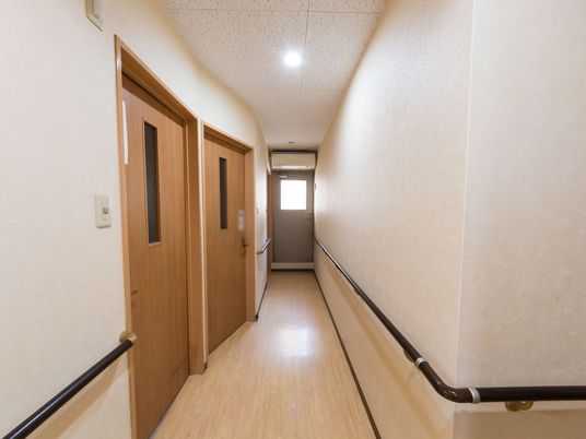 手すり付き清潔な廊下