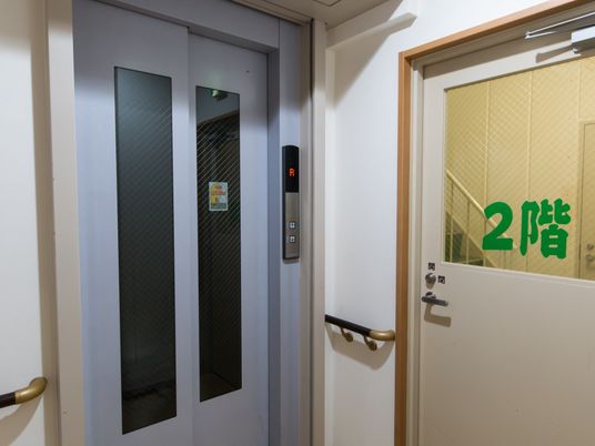 清潔なエレベーターと廊下