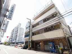 都会の明るい建物外観